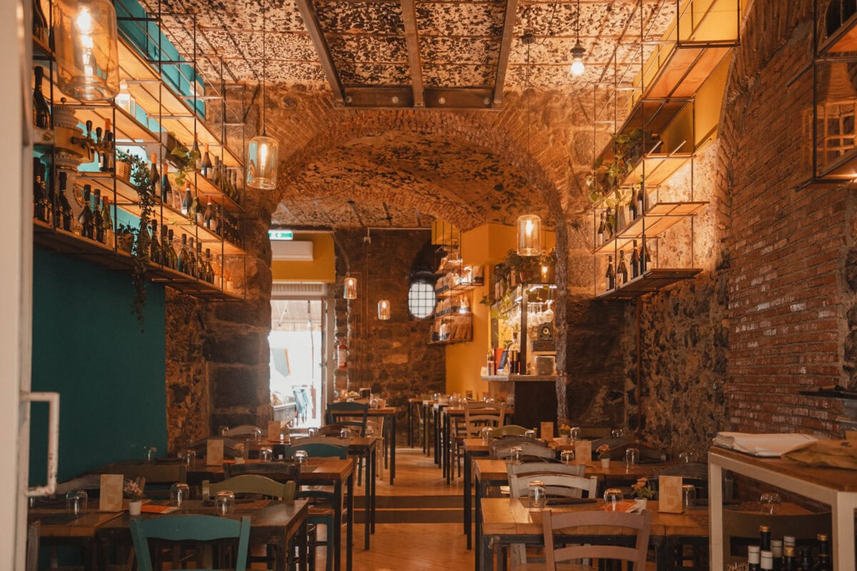 Gemütliches Restaurant mit gemauerter Wand und Gewölbedecke