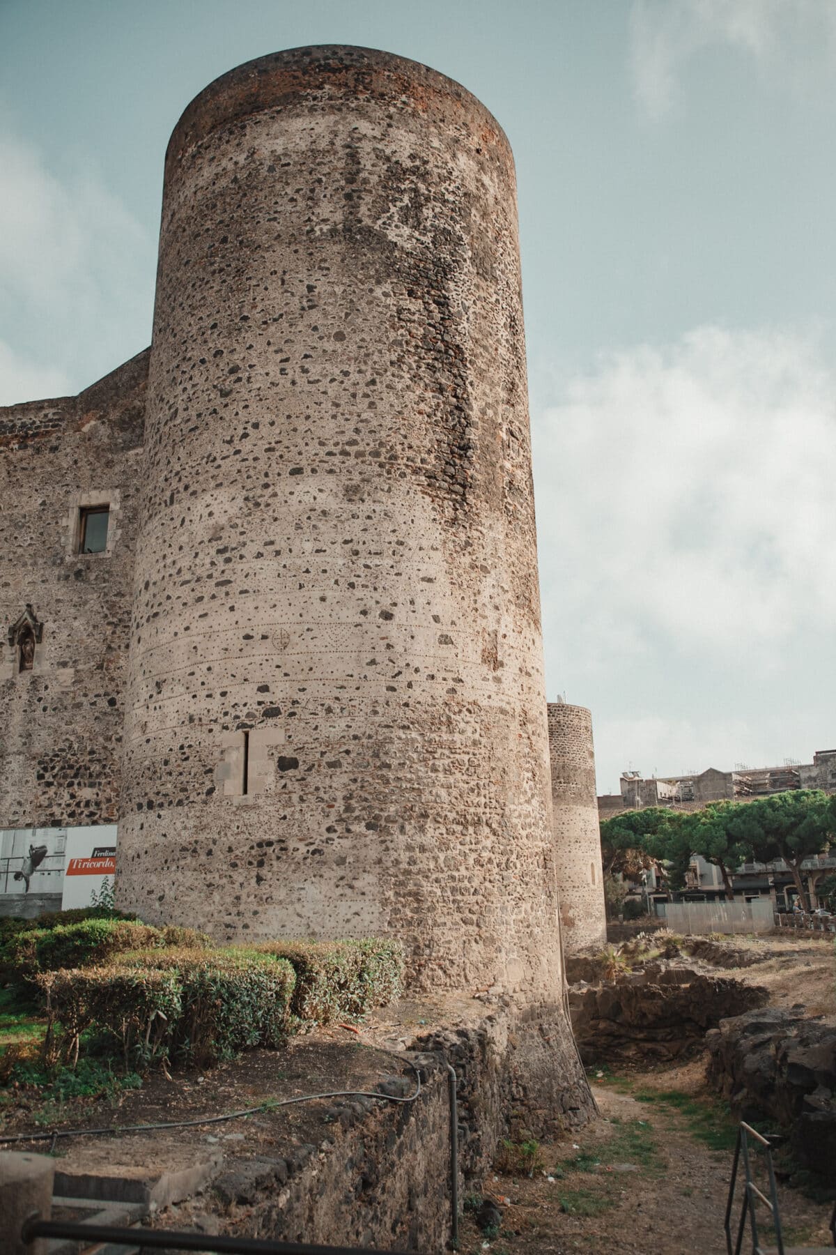 Alte steinerne Festung bei Tageslicht.