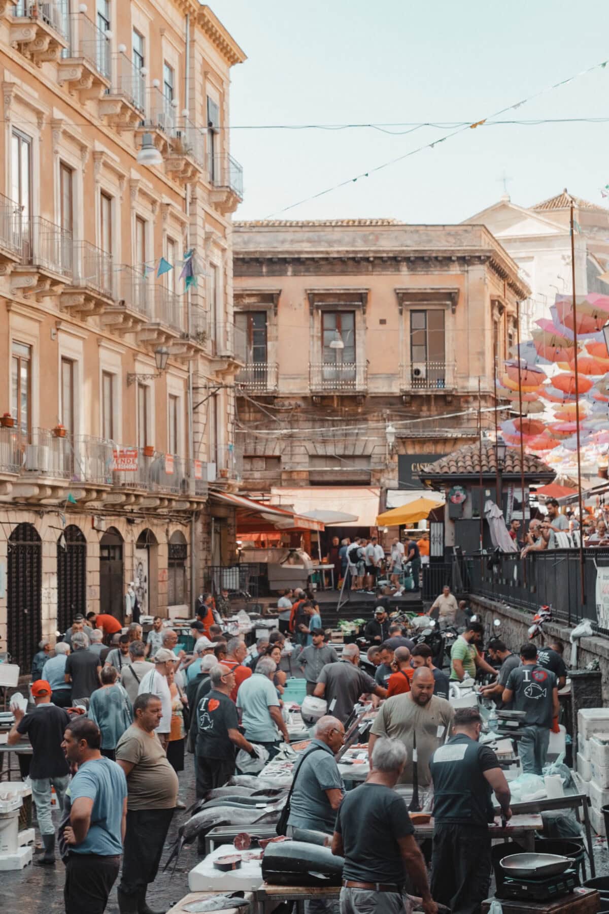 Lebhafter Markt in einer Altstadtgasse.