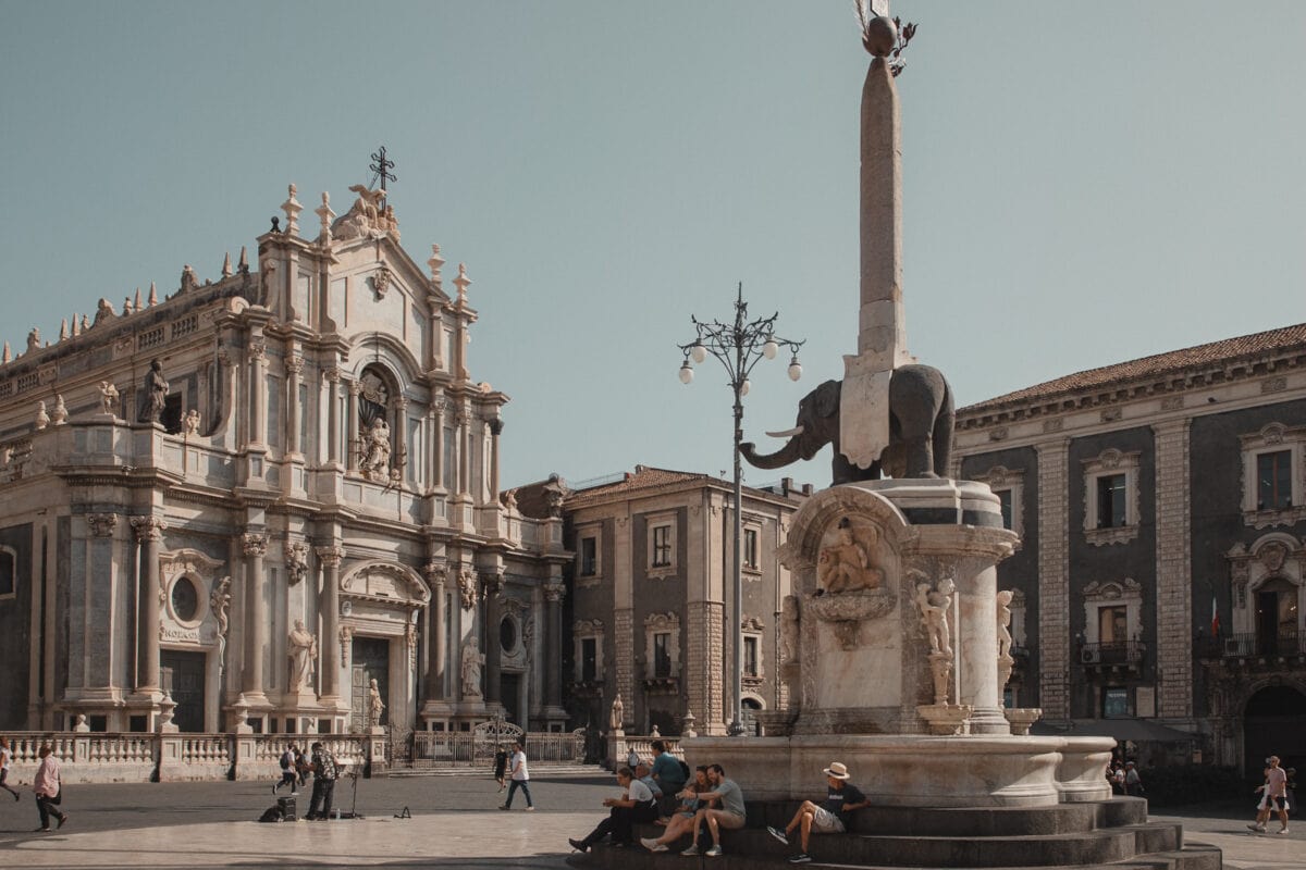 Historisches Gebäude und Elefantenstatue auf Platz