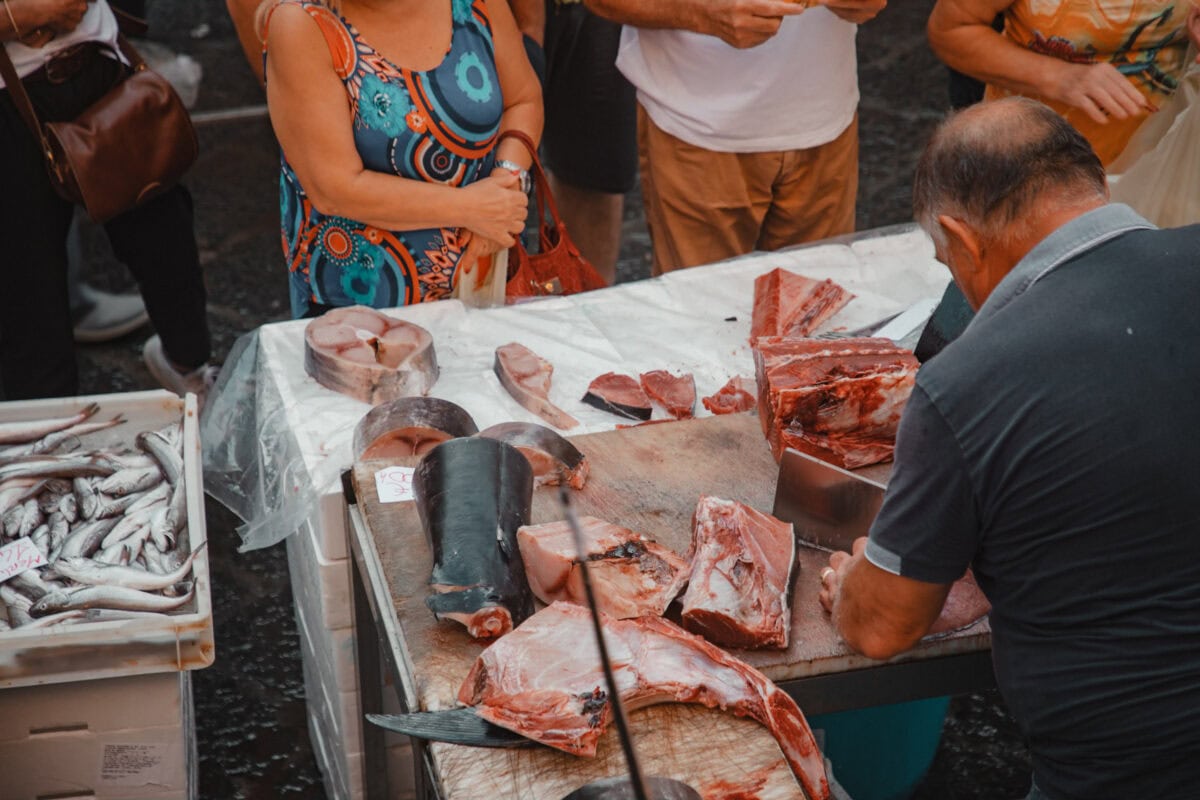 Fisch und Fleisch auf Marktstand.