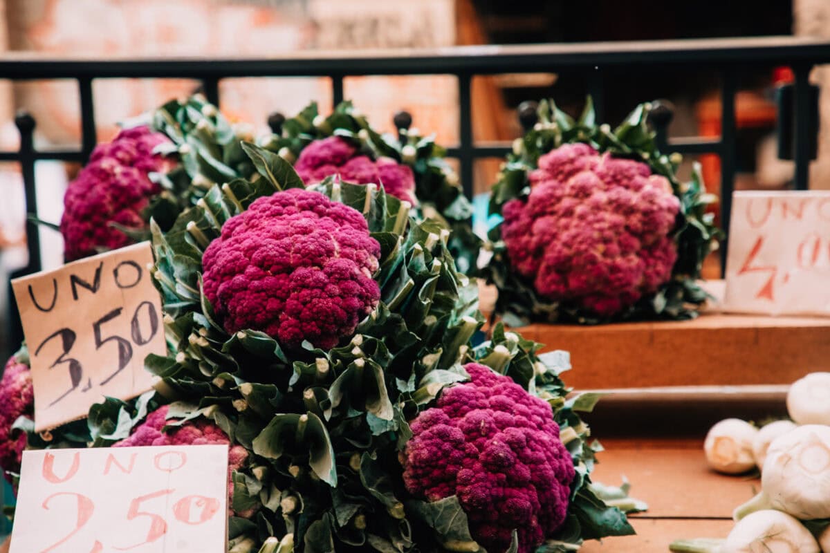 Bunte Blumenkohlköpfe auf Marktstand.