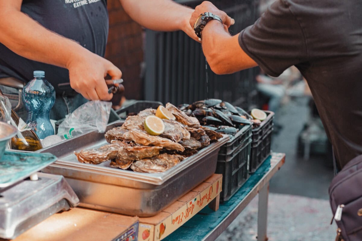 Austern-Verkaufsstand auf einem Markt