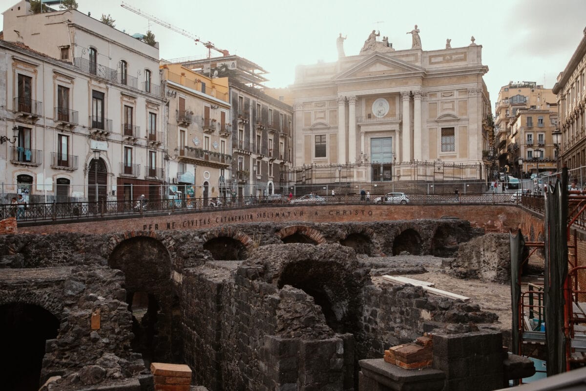 Antike Ruinen und moderne Gebäude in der Stadt.