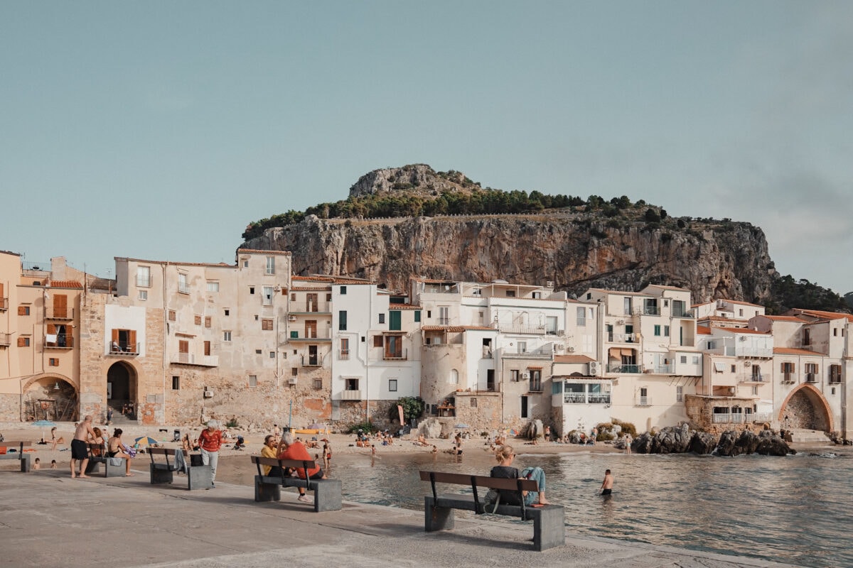 Cefalu in Sizilien: Mittelmeerstadt am Fuße eines Felsens.