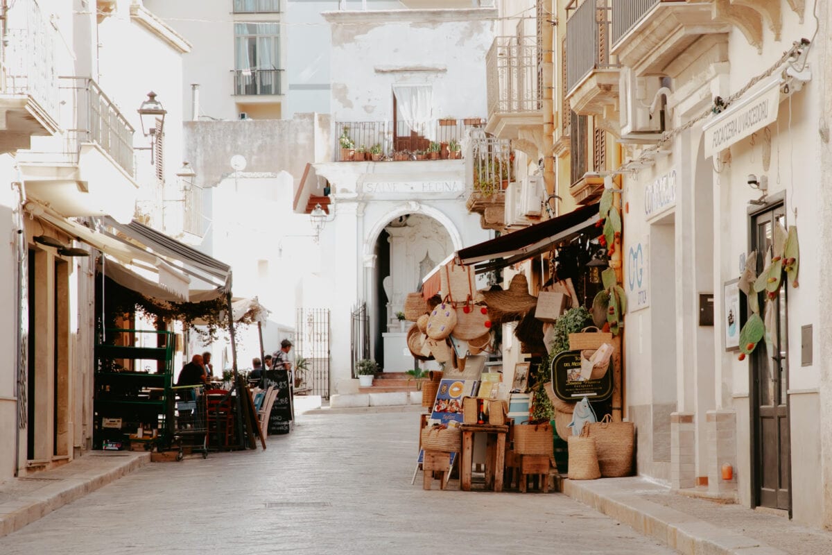 Gemütliche Gasse in südeuropäischer Kleinstadt