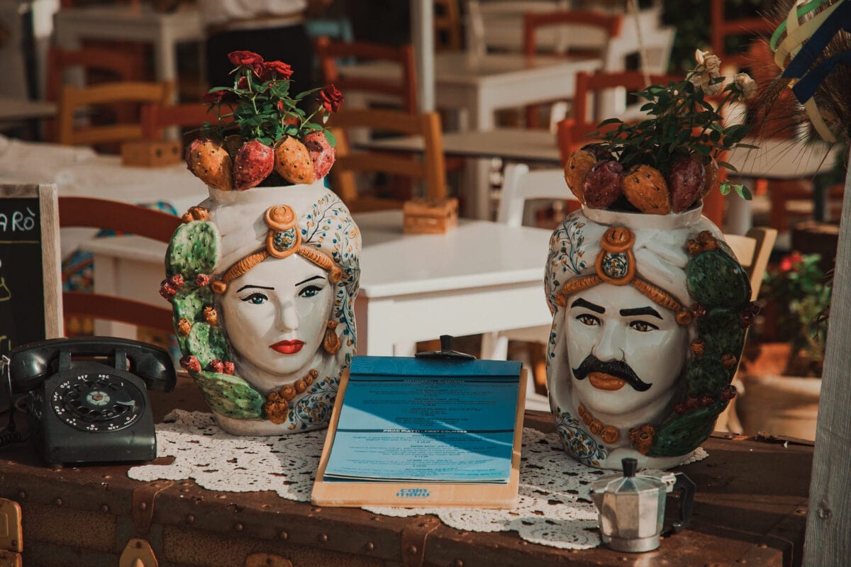 Italienische Keramiktopf-Blumentöpfe auf Restauranttisch.