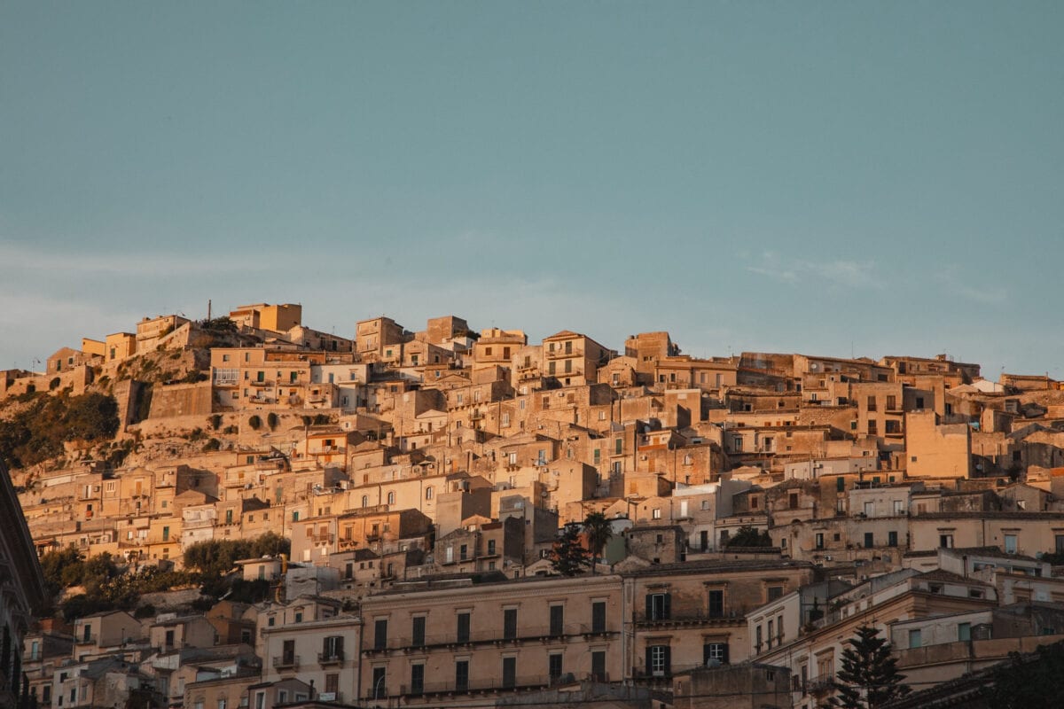 Alt-Text: Historische Stadt im Sonnenuntergang.