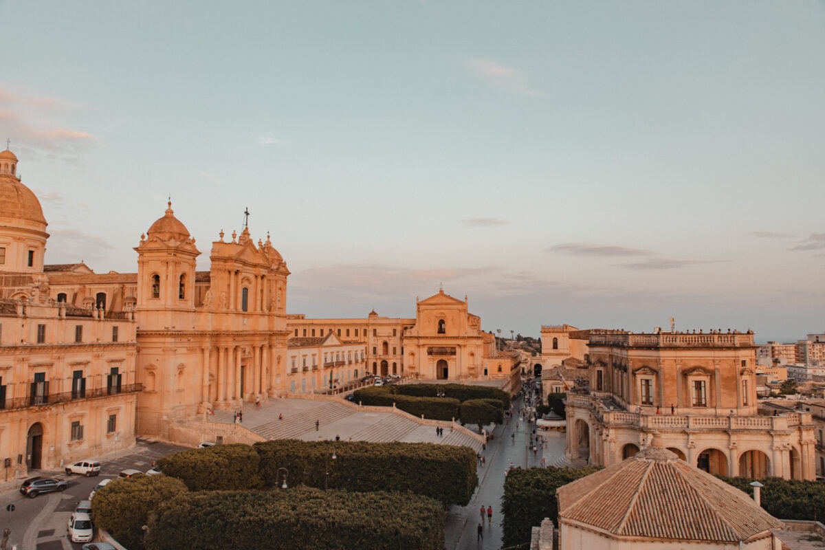 Historische Barock-Architektur bei Sonnenuntergang.