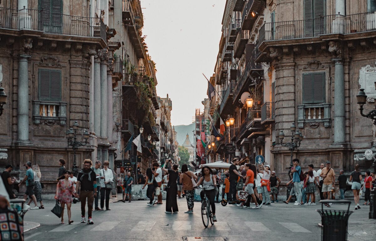 Lebhafte Straße in europäischer Stadt mit Menschen.