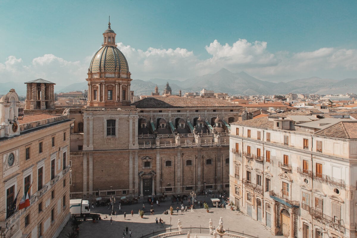 Historische Architektur in Italien mit Bergblick.