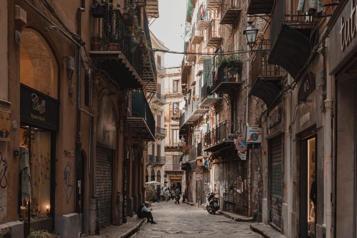 Straßenszene in einer europäischen Altstadt