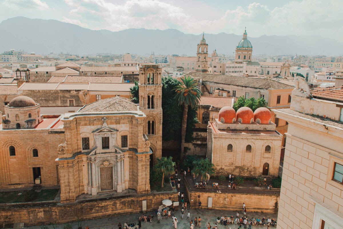 Historische Stadtansicht mit Kuppeln und Bergen