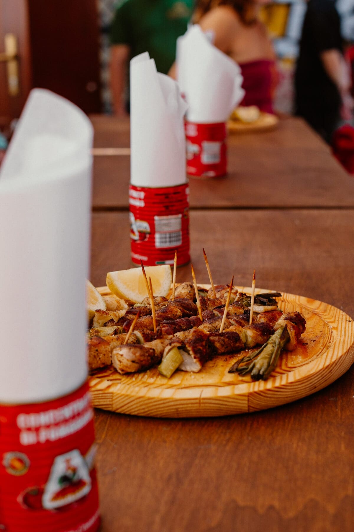 Gegrillte Spieße und Pommes auf Holzteller.