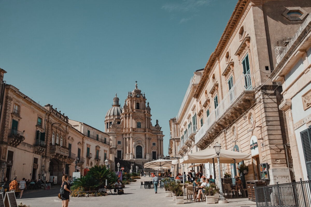 Historische Kathedrale und Platz mit Cafés