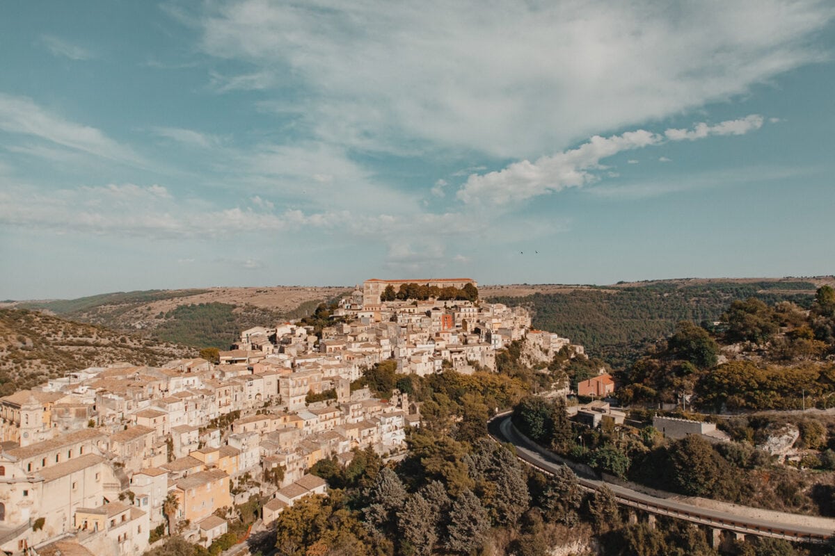 Historisches Hügelstadt-Panorama in Italien.