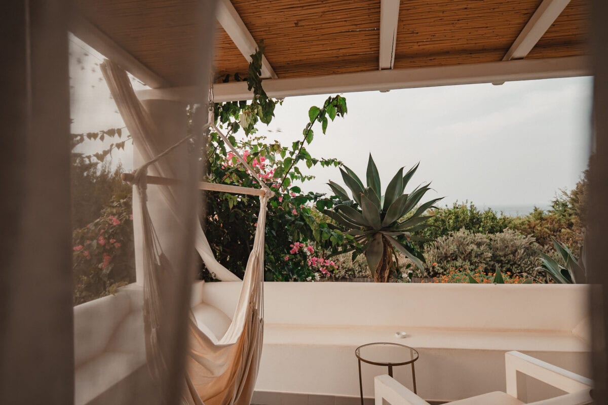 Terrasse mit Hängematte und Gartenblick.