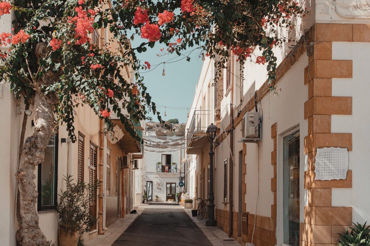 Malerische Gasse mit Blumen und Laternen