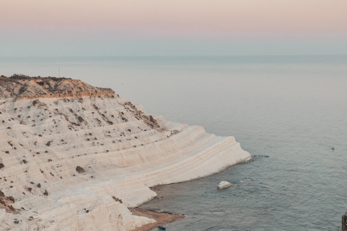 Kreidefelsen am Meer bei Sonnenuntergang