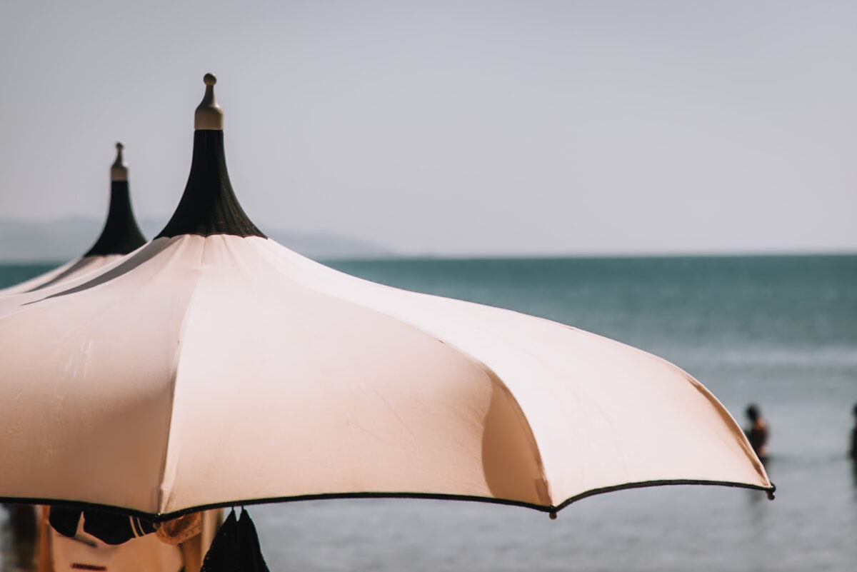 Strand-Sonnenschirm mit Meerblick