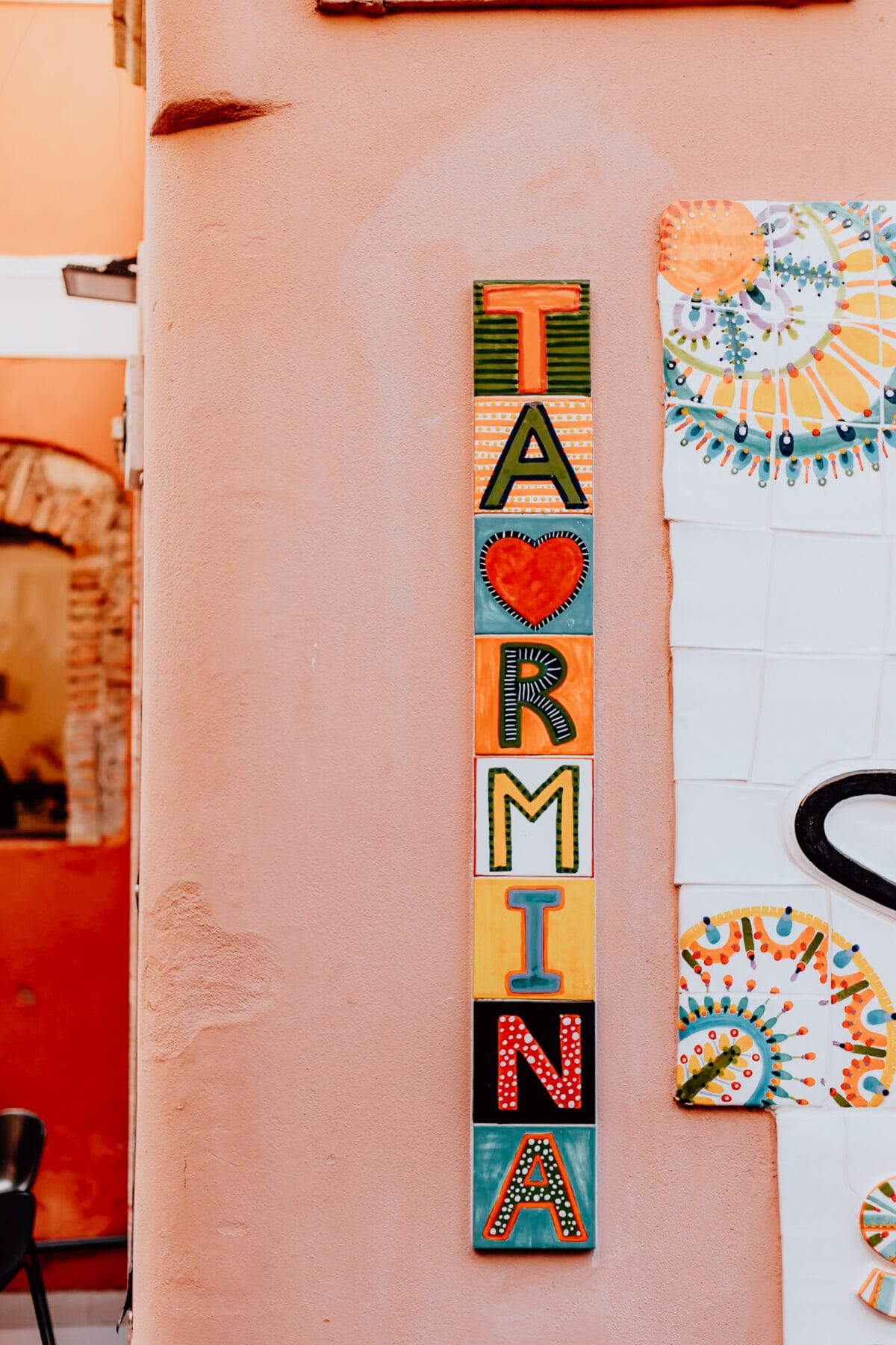 Buntes Wand-Schild "Taormina" in Keramikfliesen.