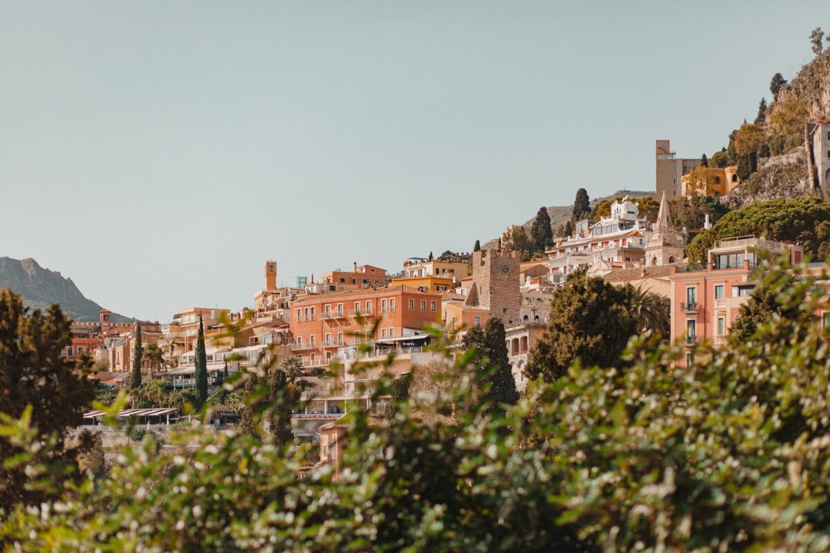 Malerisches Bergdorf am sonnigen Tag