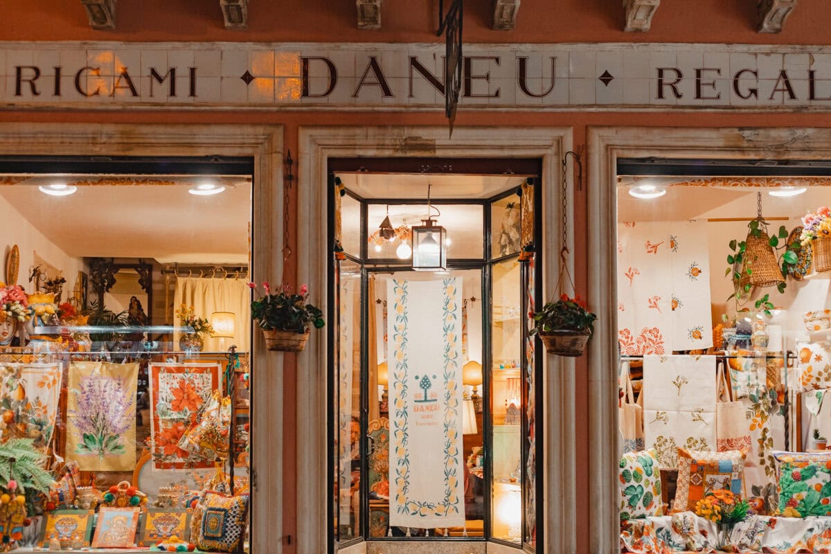 Traditioneller Laden mit bestickten Textilien und Geschenken.