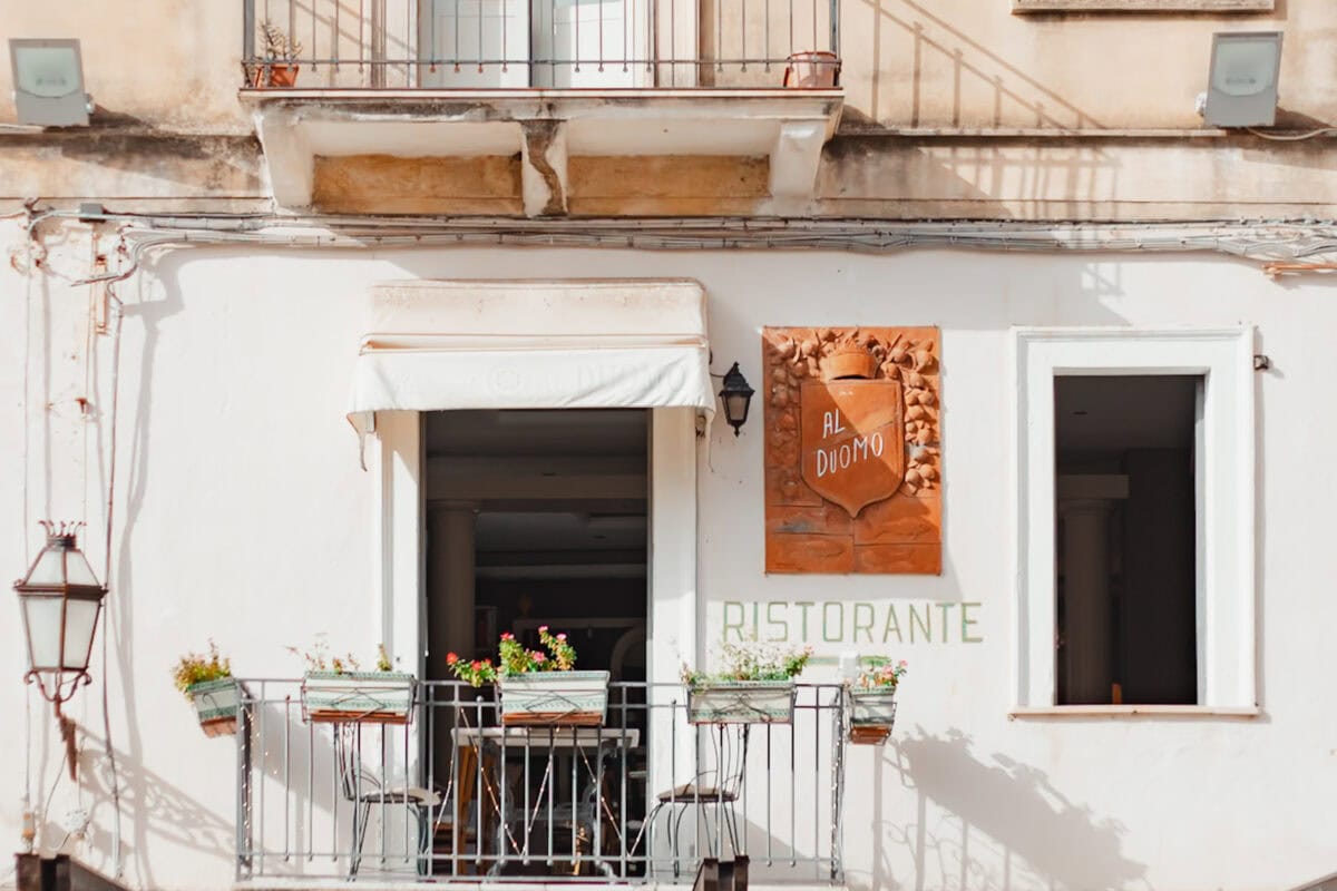 Italienisches Ristorante Fassade mit Balkon