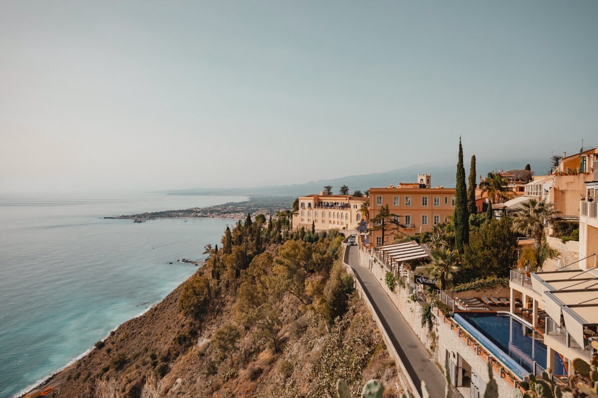 Küstenstadtansicht mit Gebäuden und Meer