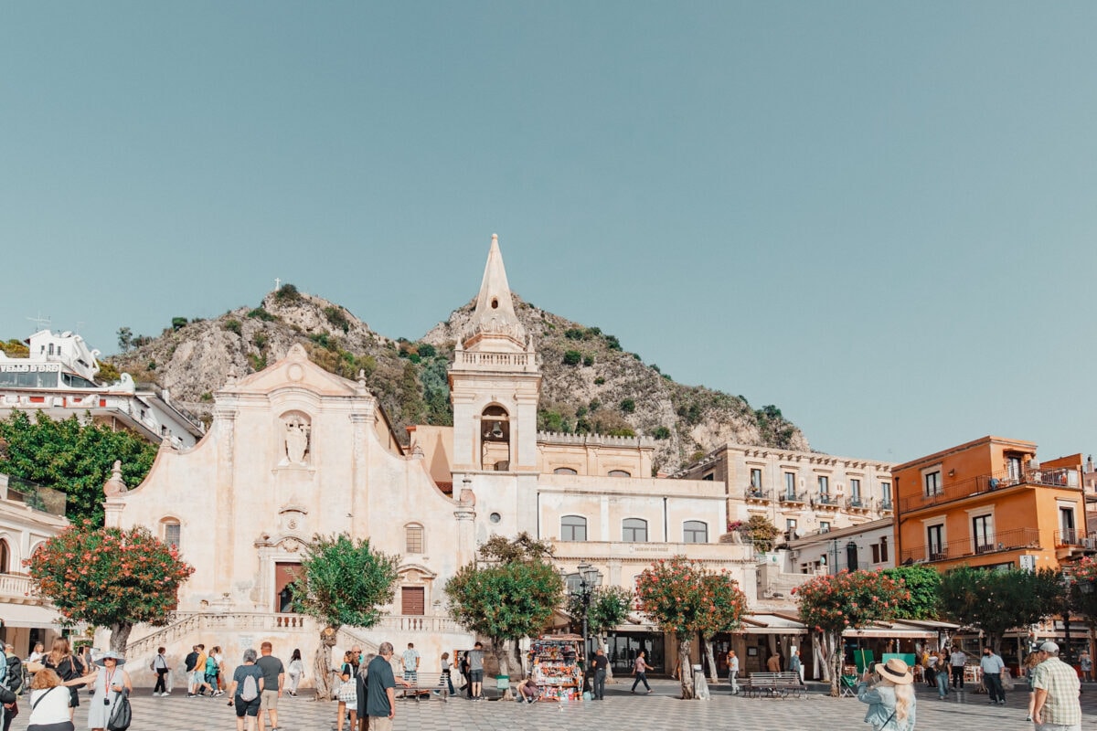 Historische Kirche und Platz bei Sonnenschein