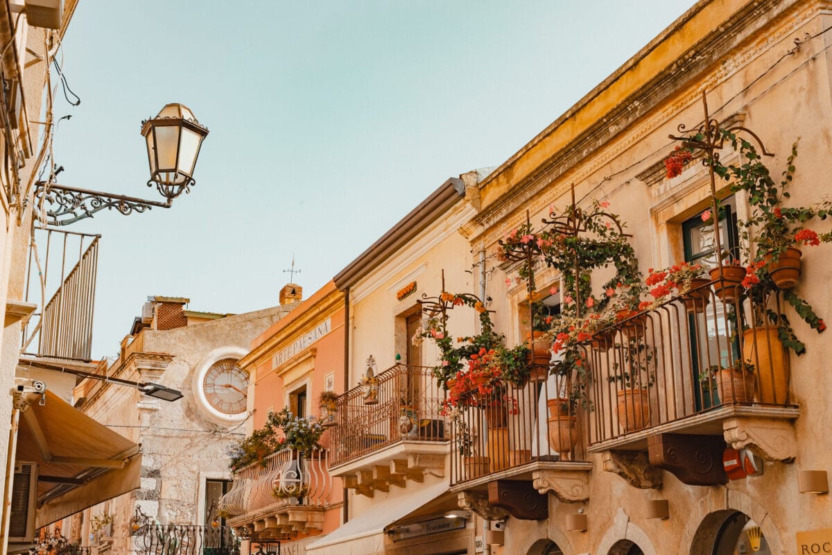 Malerische Altstadt mit Blumenbalkonen und Straßenlaterne.