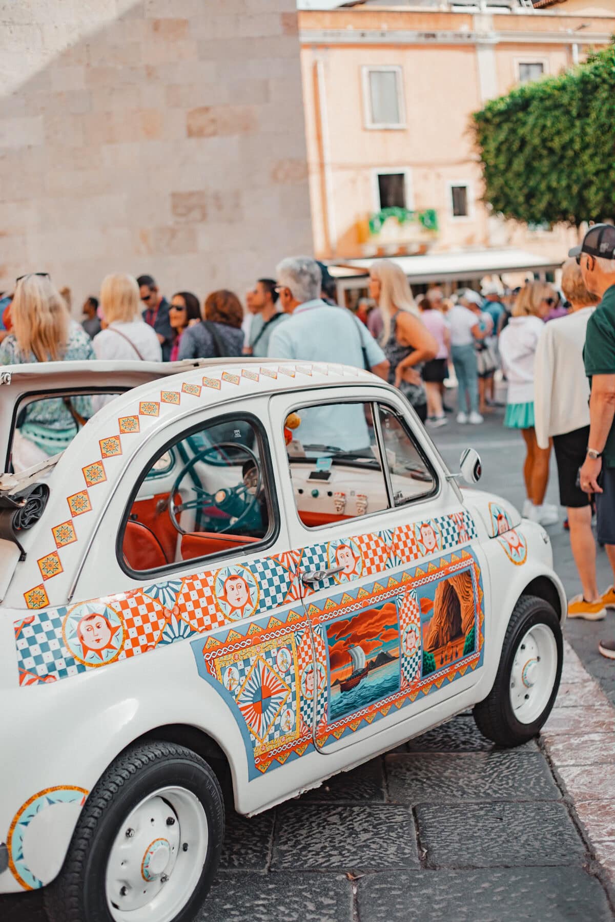 Bemaltes Auto bei Straßenszene.