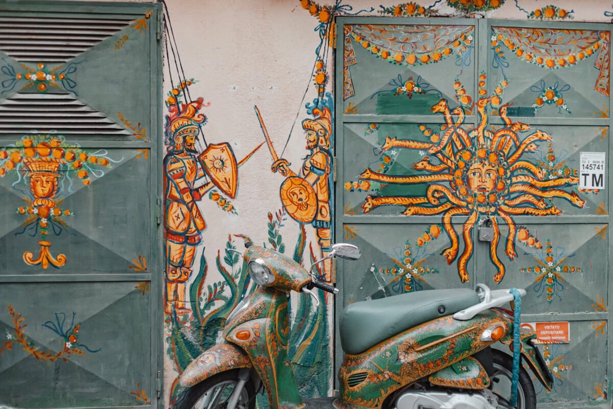 Bemalte Wand und Roller im urbanen Stil.