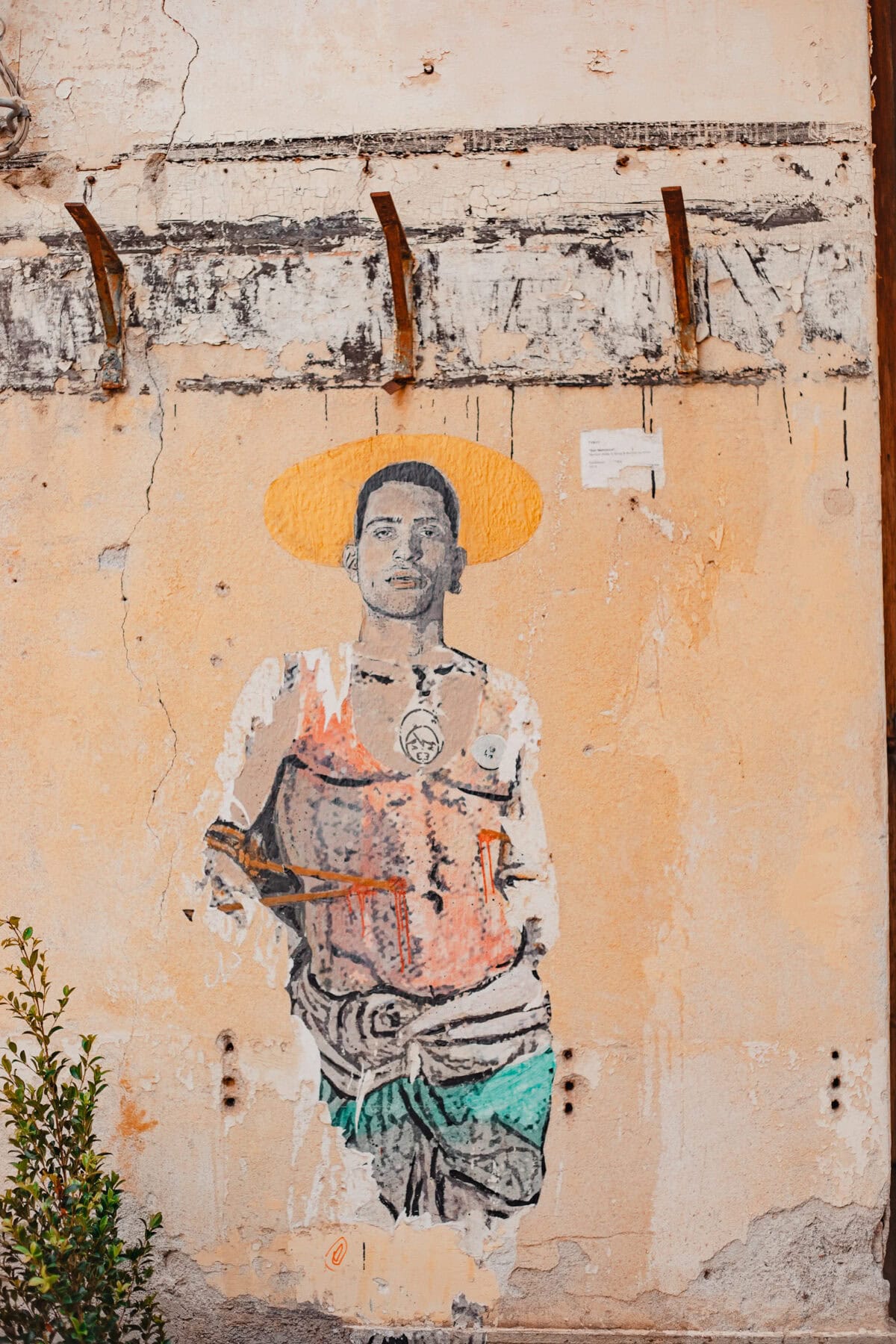 Streetart-Gemälde an bröckelnder Wand