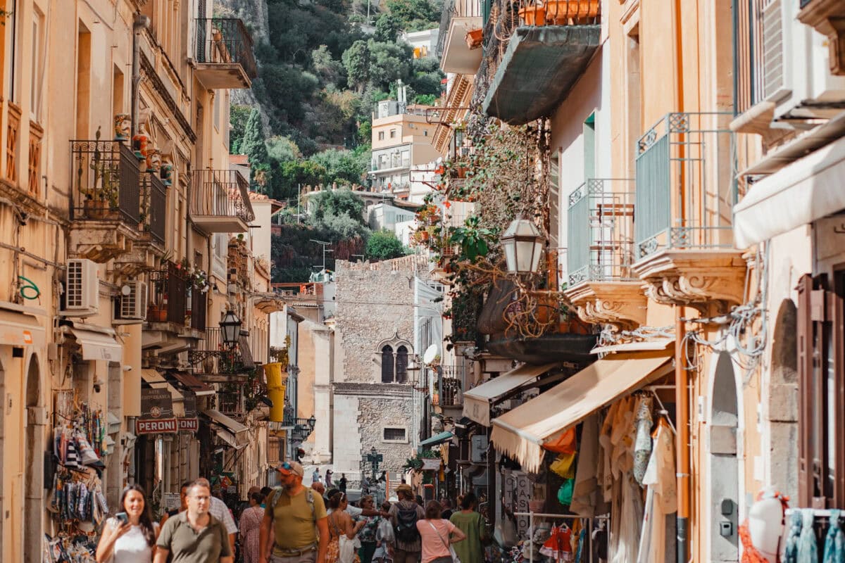 Lebhafte Straße in mediterraner Altstadt.