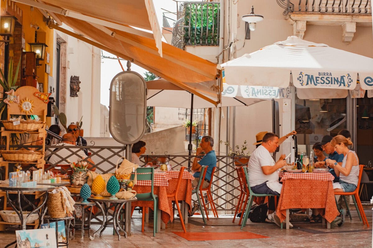 Gemütliches Straßencafé am Tag