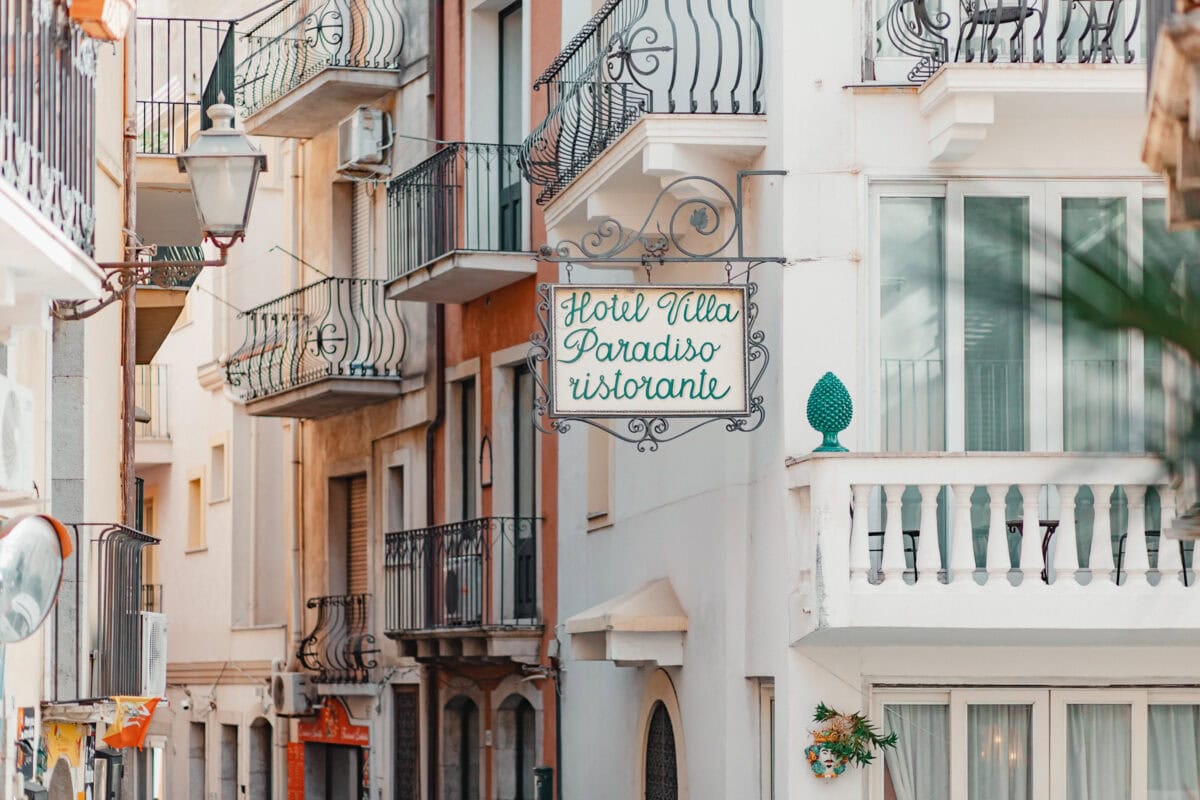 Schild "Hotel Villa Paradiso Ristorante" an Gebäudefassade.