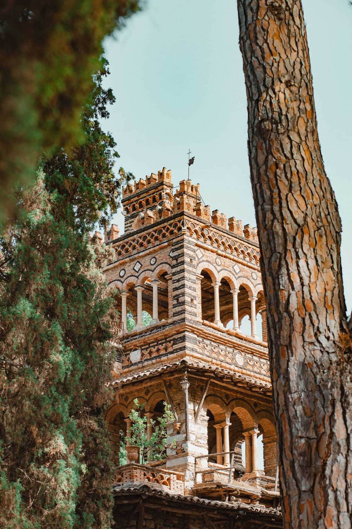Historisches Gebäude zwischen Bäumen.