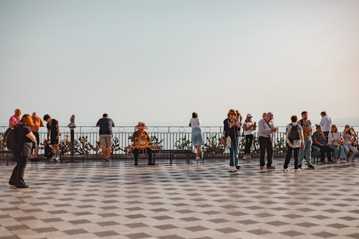 Menschen auf Aussichtsterrasse bei Sonnenuntergang