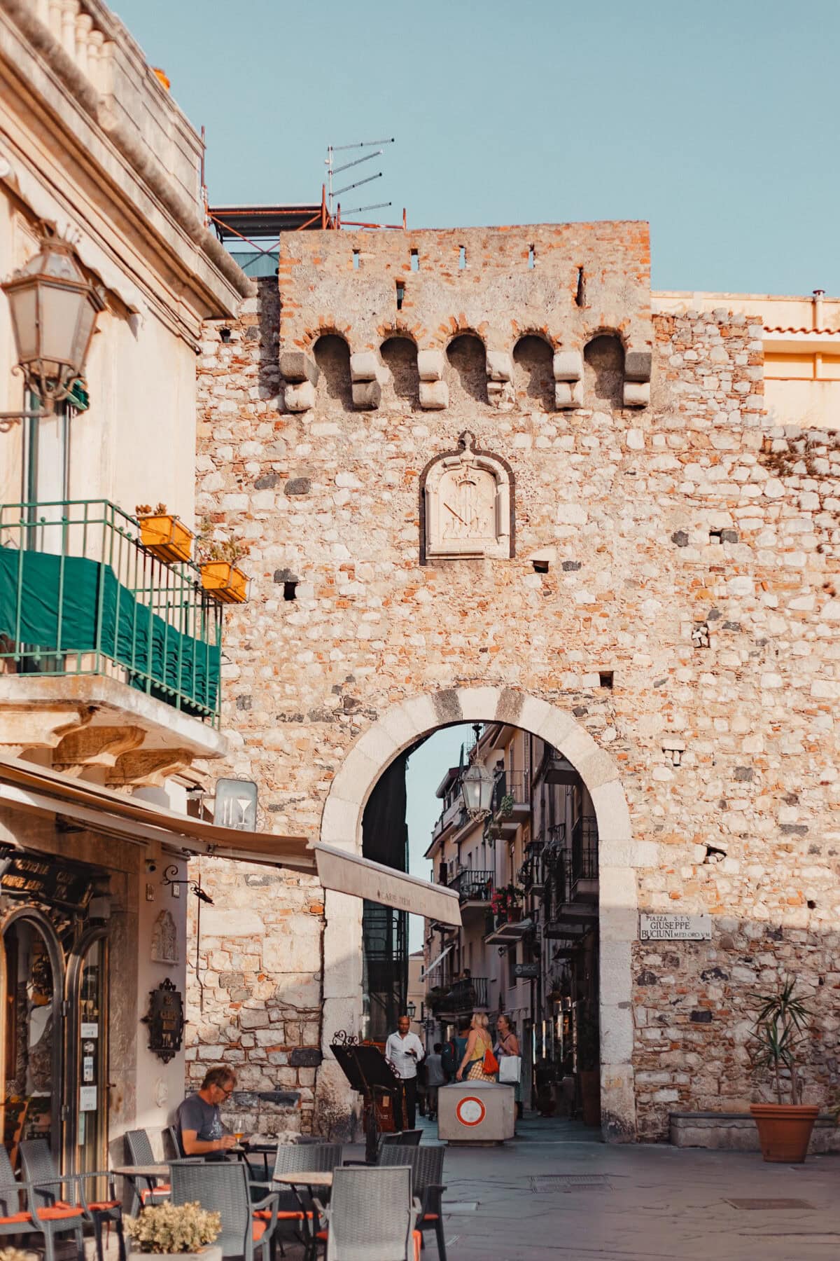 Historisches Stadttor in Europäischer Gasse