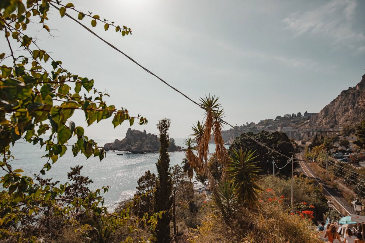 Mittelmeerlandschaft mit Klippen und Pflanzen.