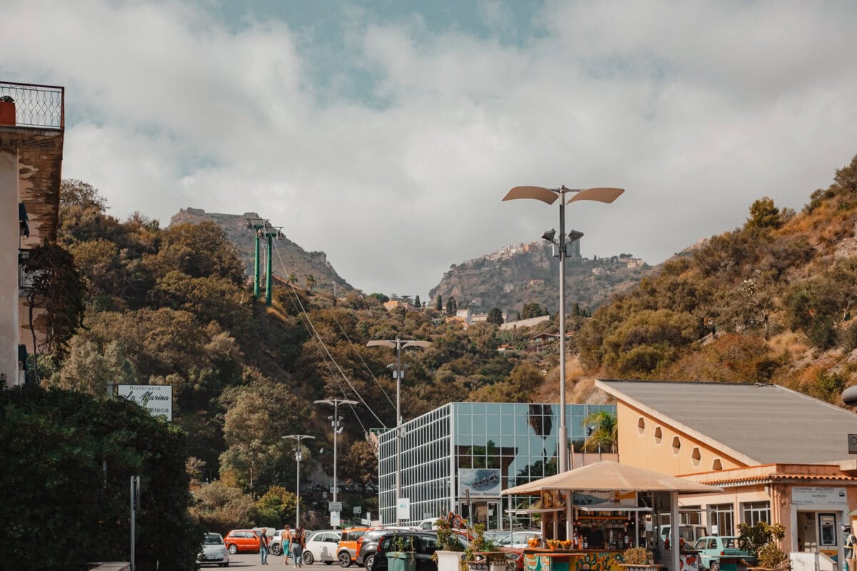 Stadtbild mit Seilbahn und Berg im Hintergrund