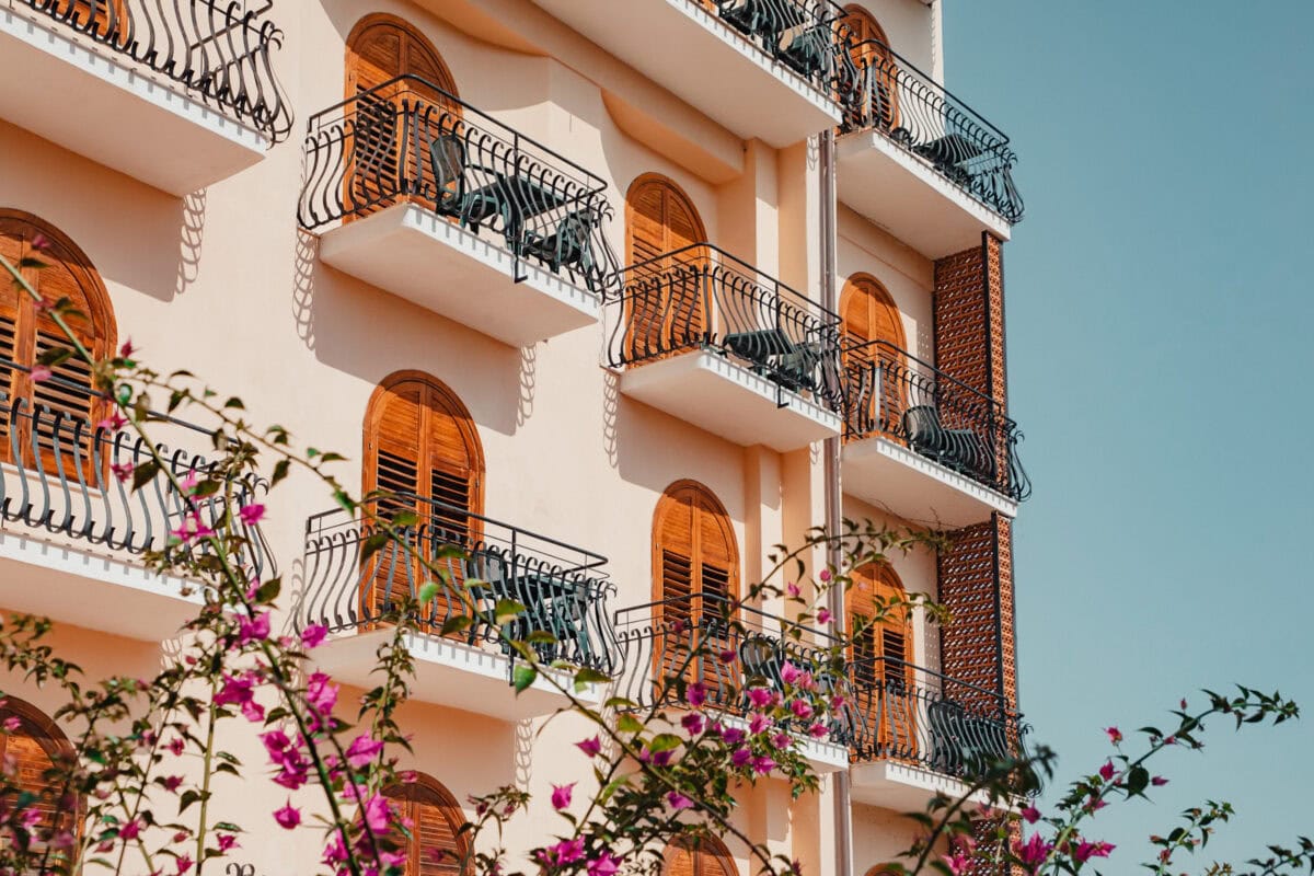 Mittelmeerhaus mit Balkonen und Blumen