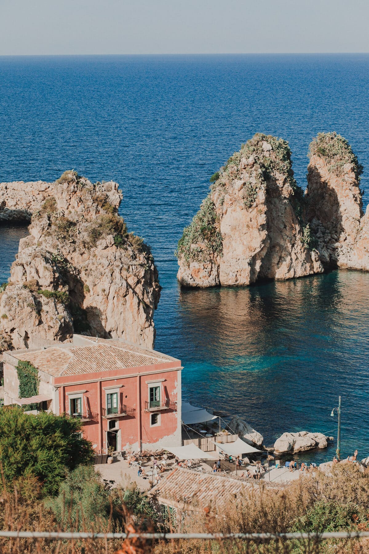 Meeresküste mit Felsen und Gebäude.