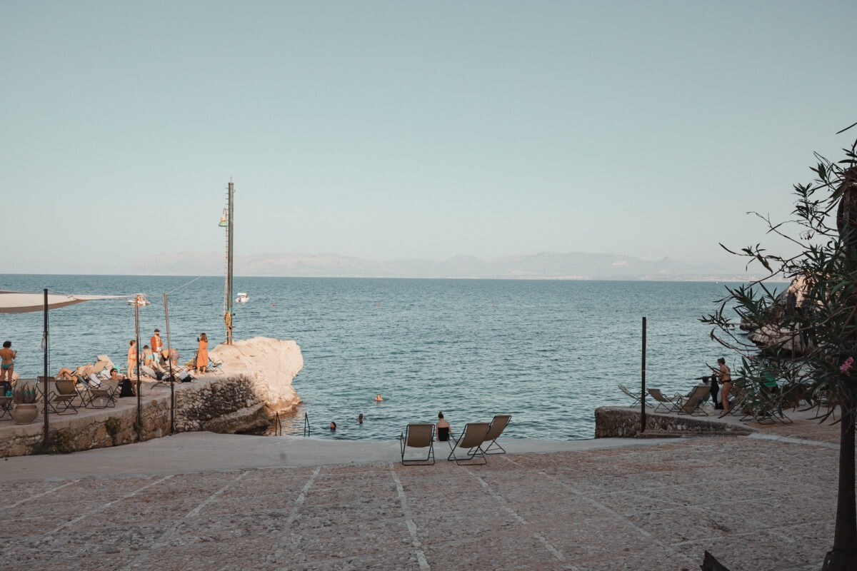 Entspannung am sonnigen Meeresufer.