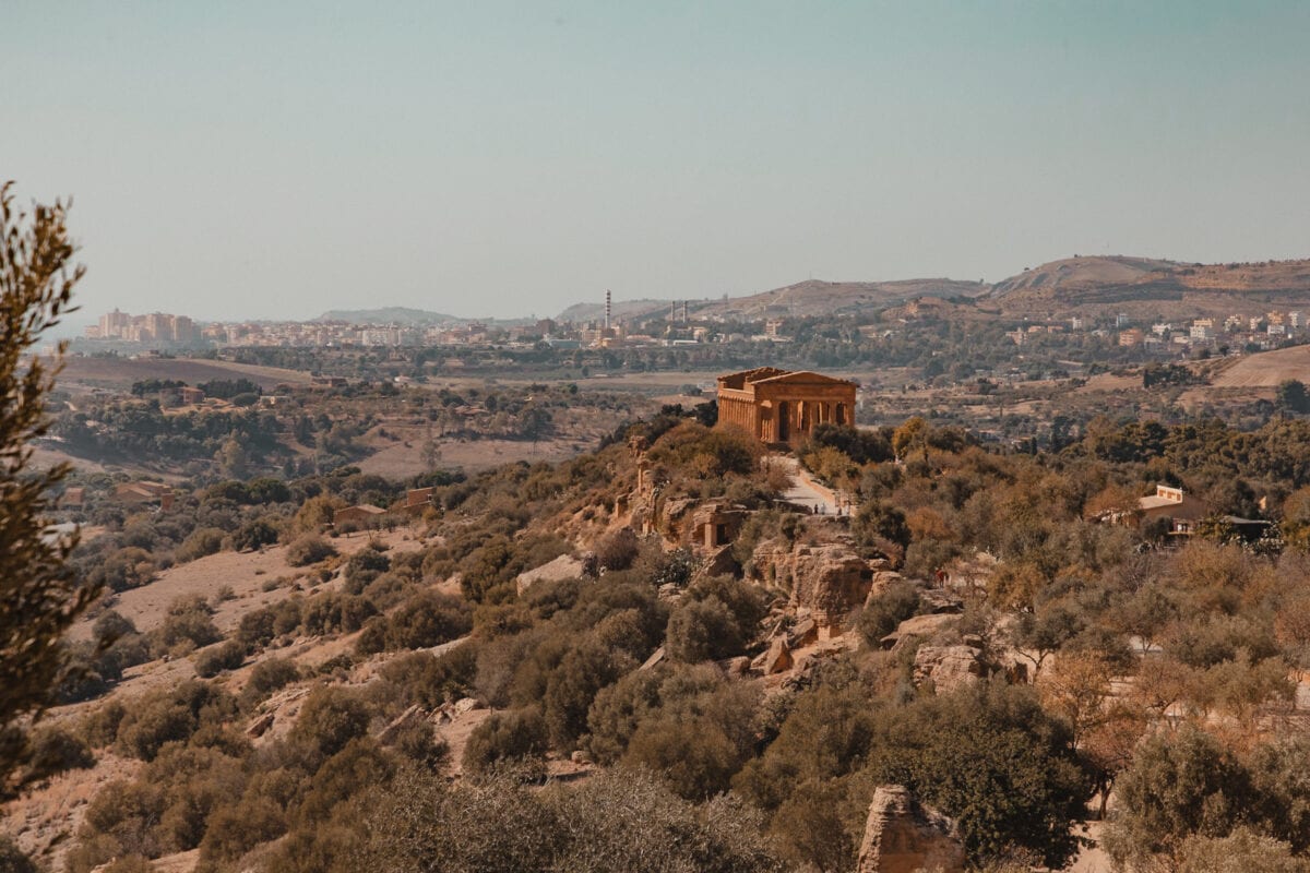 Antikes Tempelruine auf Hügel in Landschaft