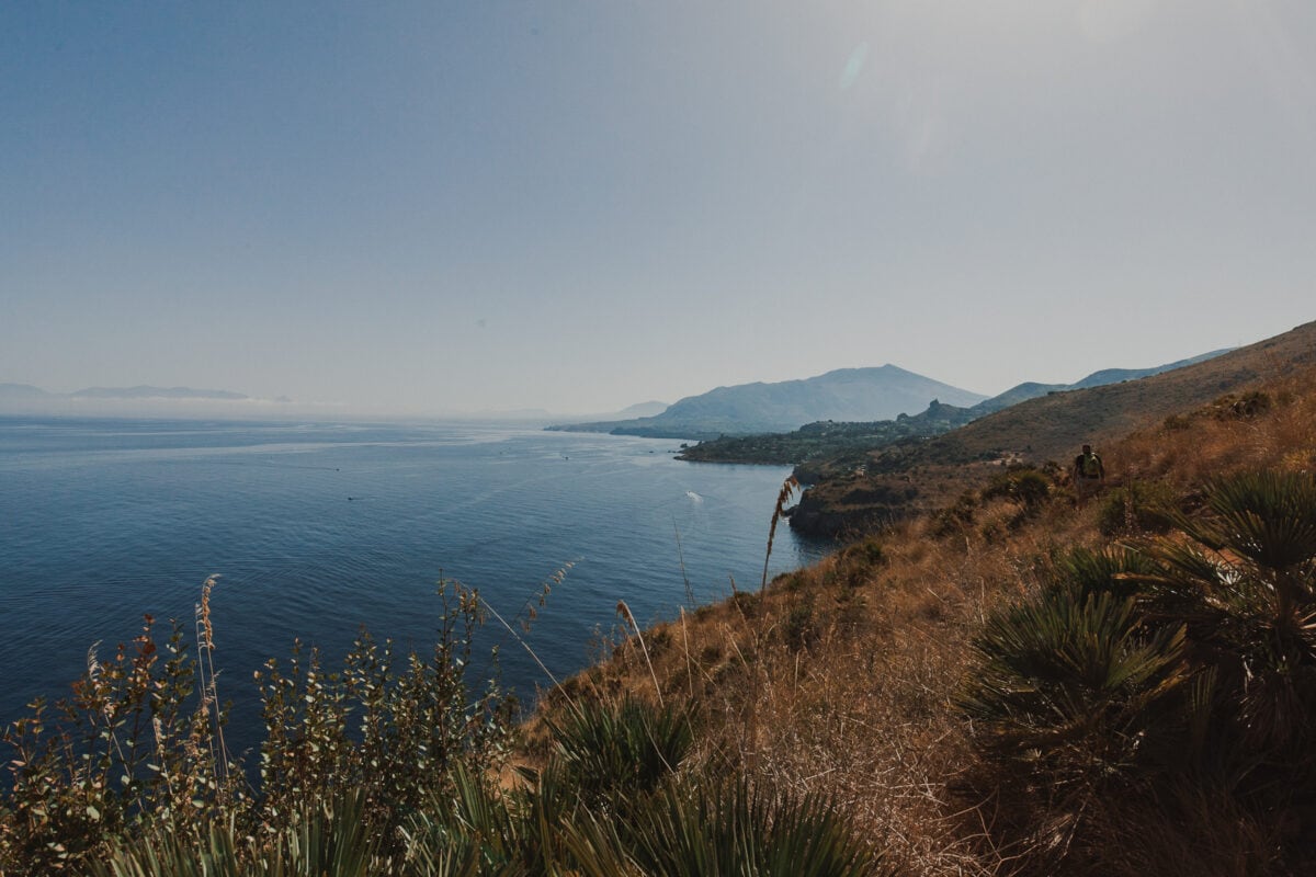 Küstenlandschaft mit Bergen und Meer