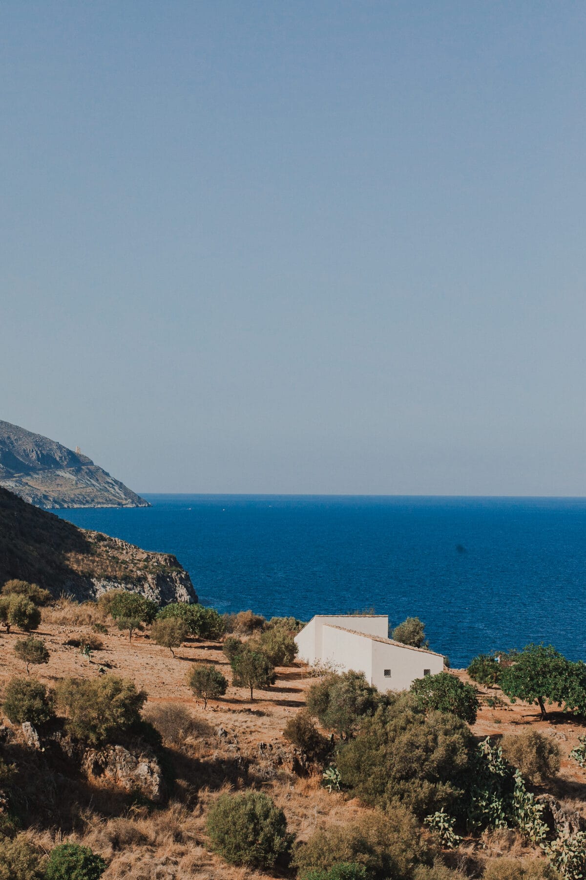 Küstenlandschaft mit kleinem Haus