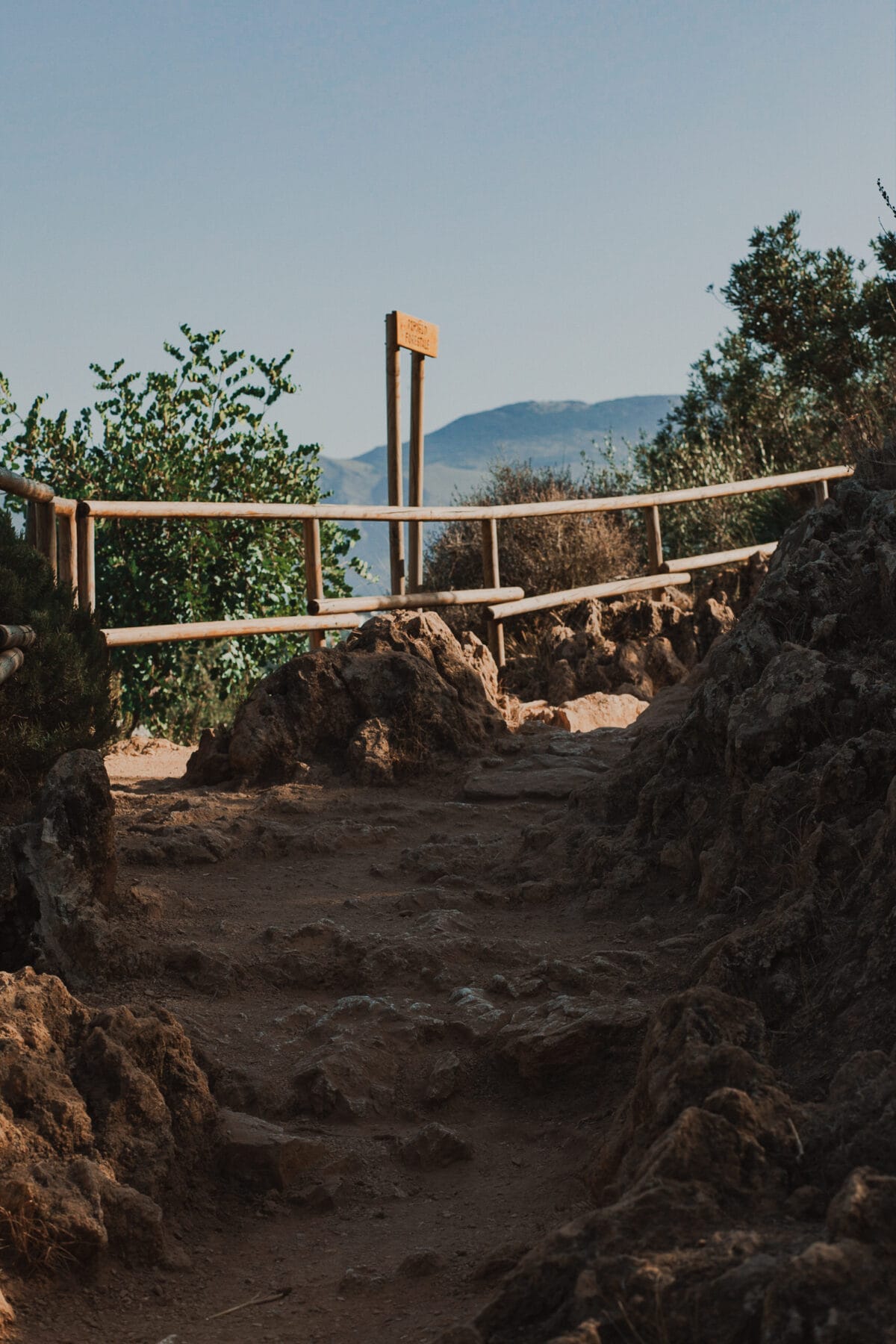 Wanderweg mit Holzgeländer im Gebirge.