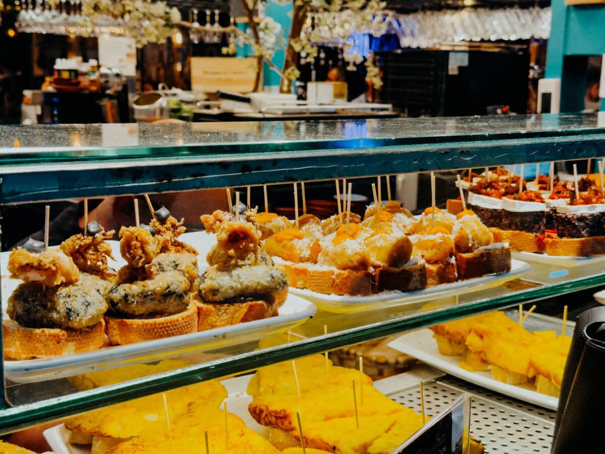 Spanische Tapas in einer Theke ausgestellt.